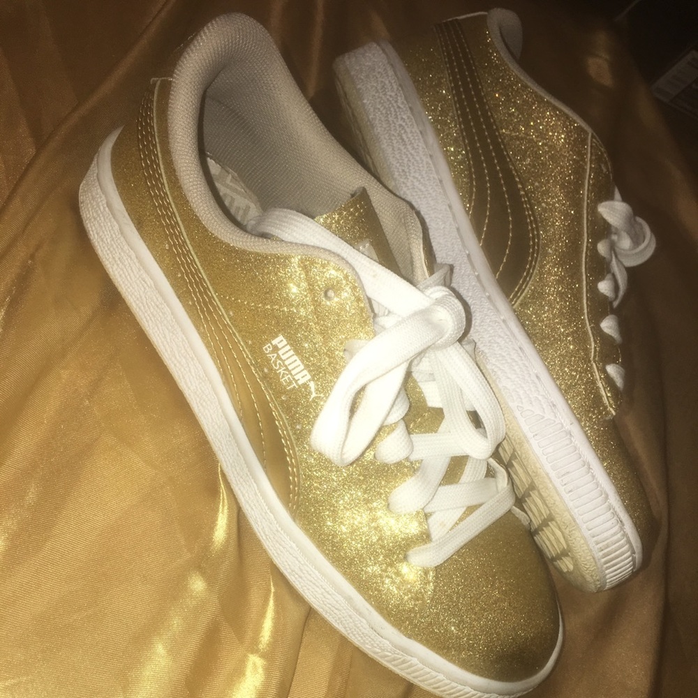 GOLD GLITTER PUMAS